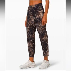 578. Lululemon Revera Jogger Print *lab size M planet surface black granite